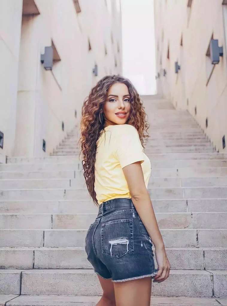 Elizabeth Profile image 3